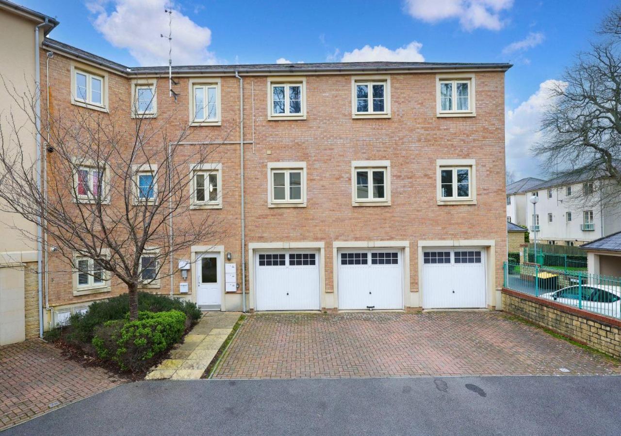 Stylish Flat With Sofa Bed In Malmesbury!